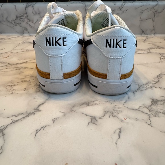 Nike courts women’s 7 - Picture 5 of 8